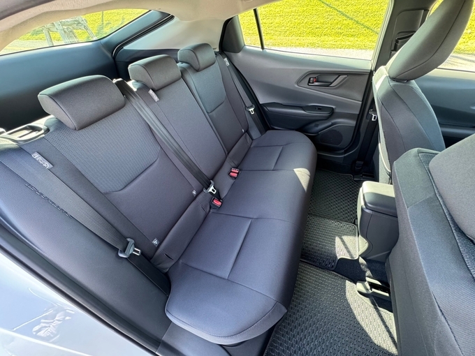 【那覇空港豊見城店】新型プリウス　禁煙指定　HP:HV2画像