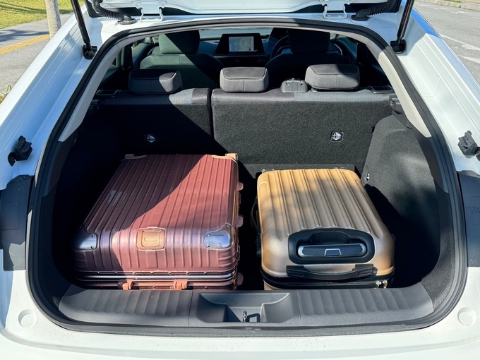 【那覇空港豊見城店】新型プリウス　禁煙指定　HP:HV2画像